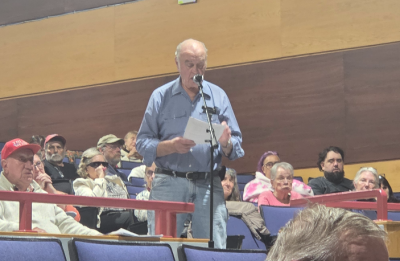 Howard Smith speaks against the petition to change zoning bylaws at the Oct. 26 Town Meeting. Photo by Tanvi Kulkarni